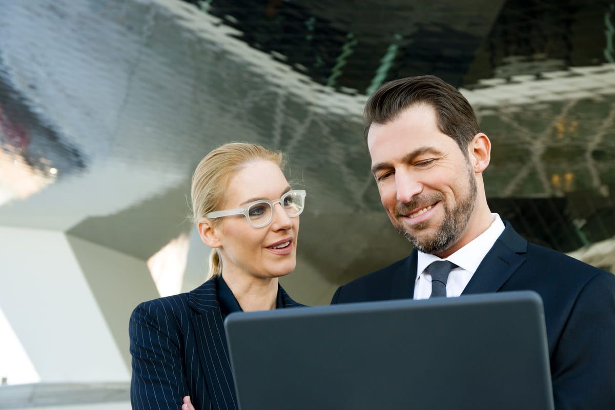 businessman-and-businesswoman-using-laptop-outdoo-2023-11-27-05-27-44-utc